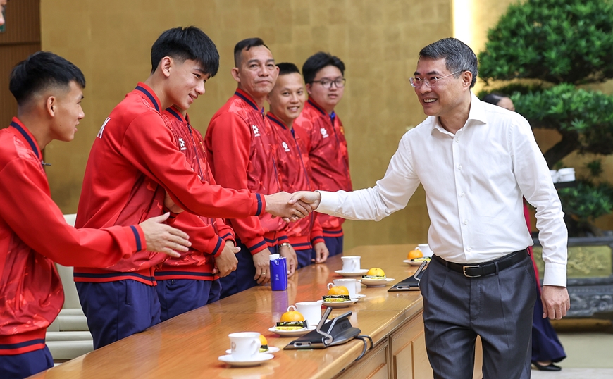Thủ tướng L&ecirc; Minh Hưng gặp mặt đội tuyển b&oacute;ng đ&aacute; nam U17 Việt Nam vừa v&ocirc; địch Đ&ocirc;ng Nam &Aacute;