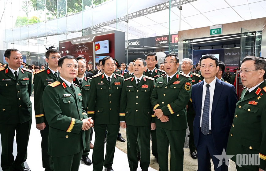 Gallery - 	Tổng công ty Công nghiệp Công nghệ cao Viettel nhận Anh hùng LLVT