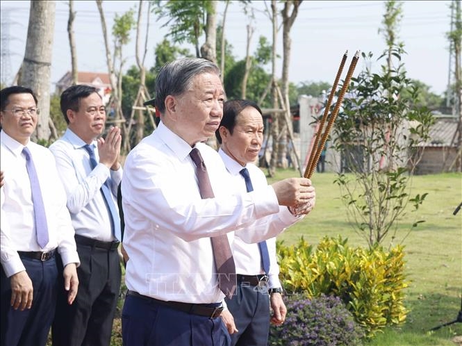 Tổng B&iacute; thư, Chủ tịch nước T&ocirc; L&acirc;m d&acirc;ng hương tưởng niệm Đại tướng V&otilde; Nguy&ecirc;n Gi&aacute;p v&agrave; c&aacute;c Anh h&ugrave;ng liệt sĩ tại Quảng Trị