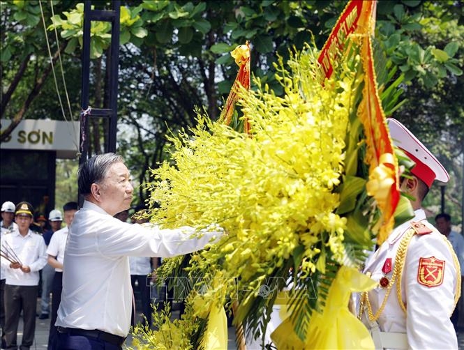 Tổng B&iacute; thư, Chủ tịch nước T&ocirc; L&acirc;m d&acirc;ng hương tưởng niệm Đại tướng V&otilde; Nguy&ecirc;n Gi&aacute;p v&agrave; c&aacute;c Anh h&ugrave;ng liệt sĩ tại Quảng Trị