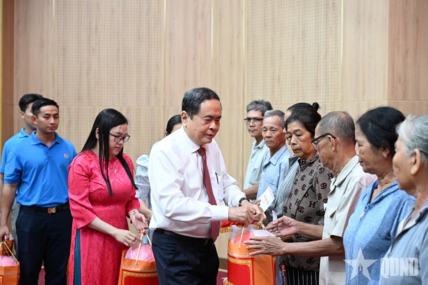 Chủ tịch Quốc hội tặng qu&agrave; gia đ&igrave;nh ch&iacute;nh s&aacute;ch, c&ocirc;ng nh&acirc;n, người lao động kh&oacute; khăn tr&ecirc;n địa b&agrave;n tỉnh An Giang