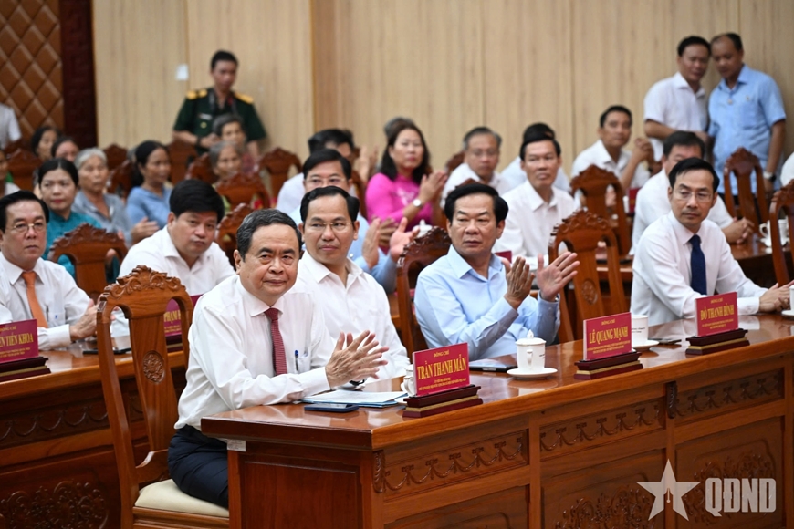 Chủ tịch Quốc hội tặng qu&agrave; gia đ&igrave;nh ch&iacute;nh s&aacute;ch, c&ocirc;ng nh&acirc;n, người lao động kh&oacute; khăn tr&ecirc;n địa b&agrave;n tỉnh An Giang