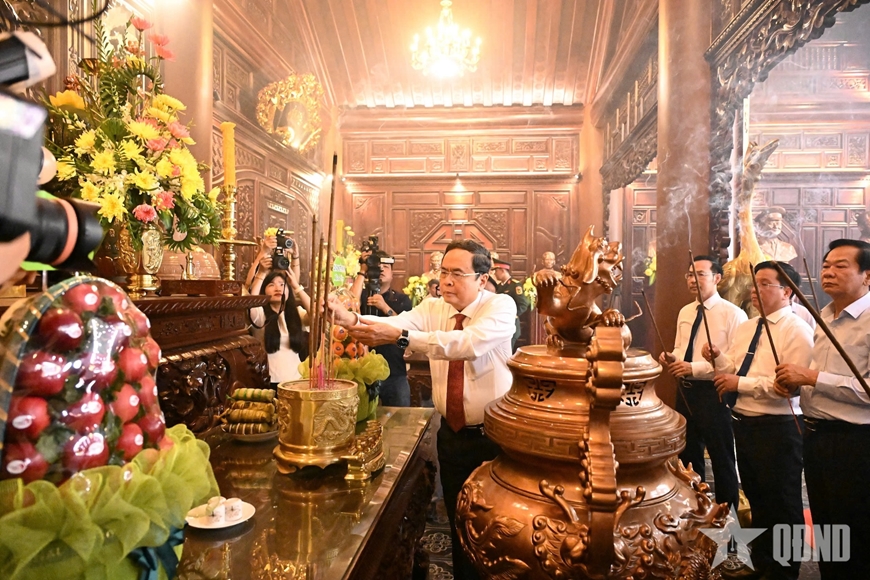 Chủ tịch Quốc hội Trần Thanh Mẫn tri &acirc;n c&aacute;c Anh h&ugrave;ng liệt sĩ, người c&oacute; c&ocirc;ng tại tỉnh An Giang