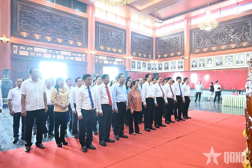 Chủ tịch Quốc hội Trần Thanh Mẫn tri &acirc;n c&aacute;c Anh h&ugrave;ng liệt sĩ, người c&oacute; c&ocirc;ng tại tỉnh An Giang