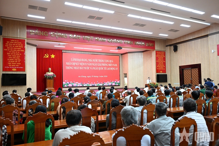 Chủ tịch Quốc hội tặng qu&agrave; gia đ&igrave;nh ch&iacute;nh s&aacute;ch, c&ocirc;ng nh&acirc;n, người lao động kh&oacute; khăn tr&ecirc;n địa b&agrave;n tỉnh An Giang