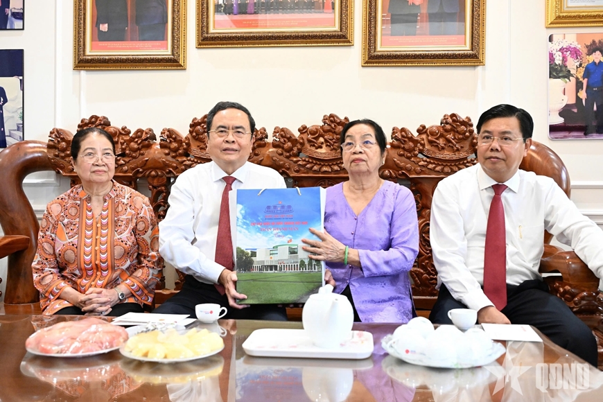 Chủ tịch Quốc hội Trần Thanh Mẫn tri &acirc;n c&aacute;c Anh h&ugrave;ng liệt sĩ, người c&oacute; c&ocirc;ng tại tỉnh An Giang