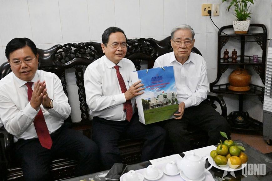 Chủ tịch Quốc hội Trần Thanh Mẫn tri &acirc;n c&aacute;c Anh h&ugrave;ng liệt sĩ, người c&oacute; c&ocirc;ng tại tỉnh An Giang