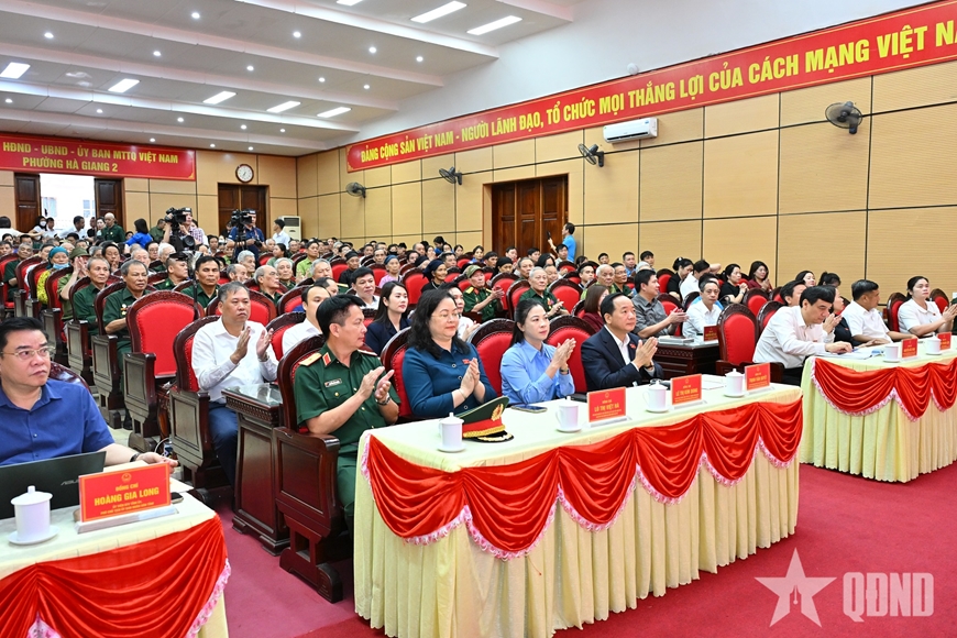 Gallery - 	Đồng chí Trịnh Văn Quyết trao quà chính sách tại tỉnh Tuyên Quang