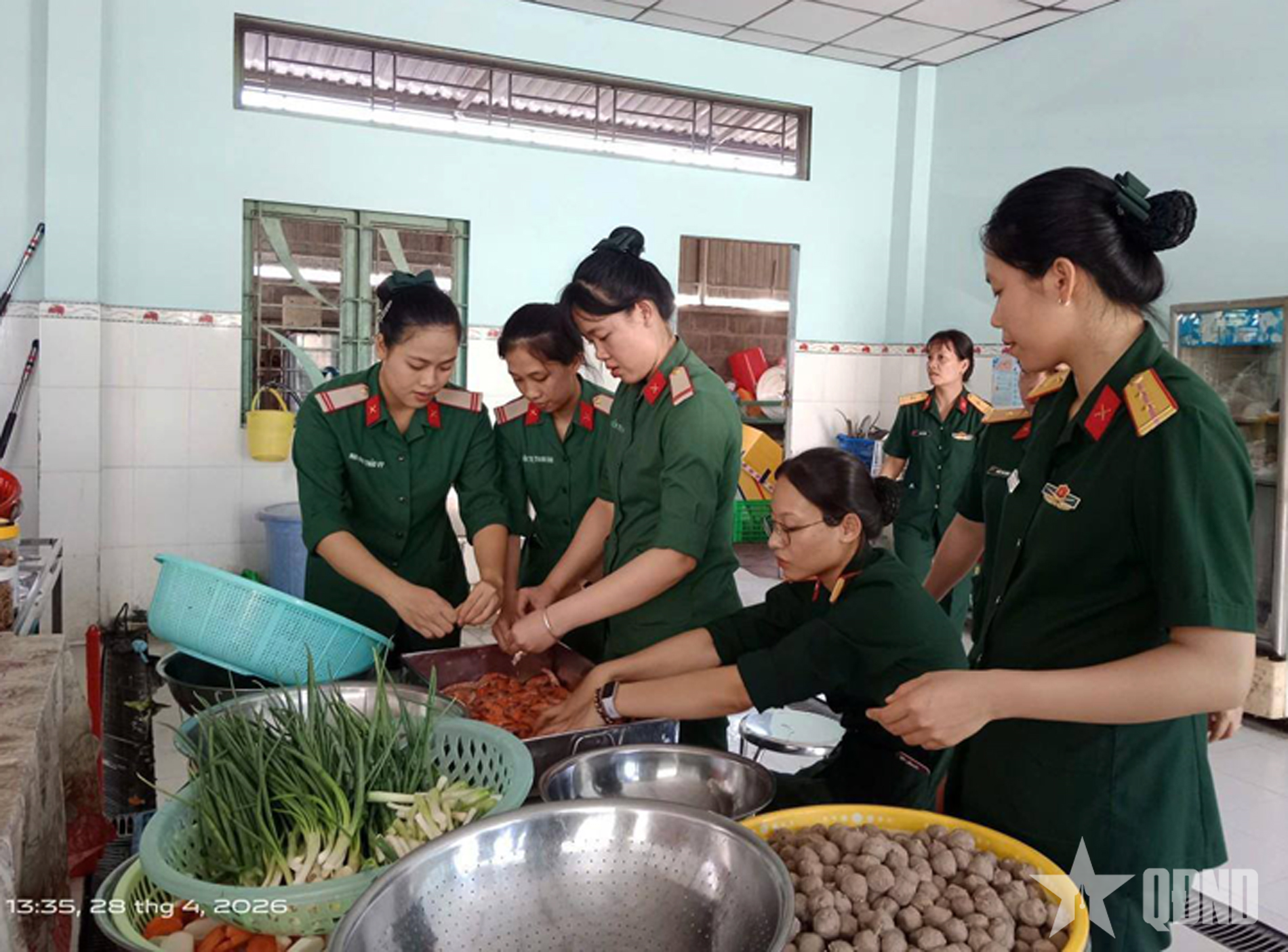 Bộ CHQS tỉnh Tây Ninh sẻ chia yêu thương với trẻ em khó khăn