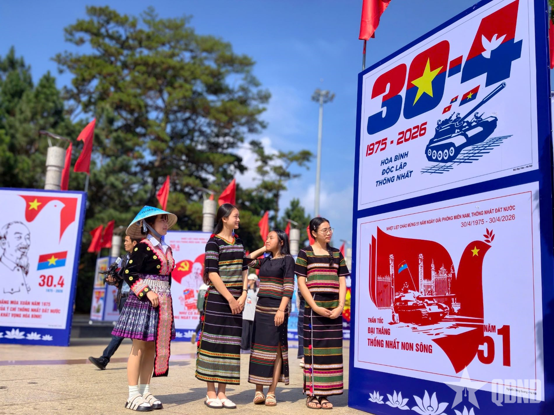 Triển lãm tranh cổ động kỷ niệm 51 năm Ngày giải phóng miền Nam, thống nhất đất nước