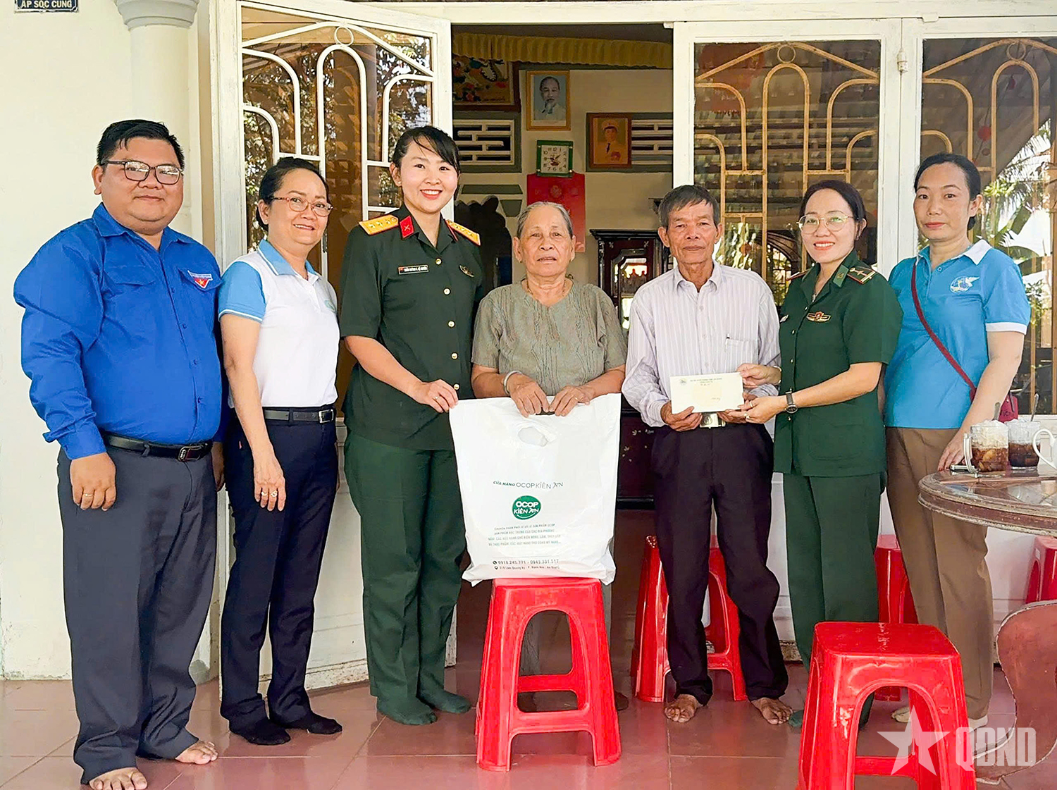 Phụ nữ LLVT tỉnh An Giang thăm, tặng quà gia đình chính sách 