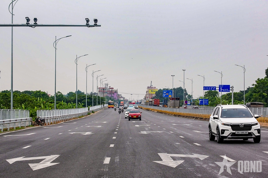Những m&agrave;n h&igrave;nh kh&ocirc;ng tắt d&otilde;i theo giao th&ocirc;ng Thủ đ&ocirc;