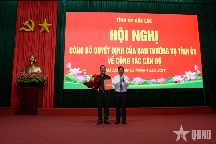 Gallery - 	Bàn giao chức trách, nhiệm vụ Chỉ huy trưởng Bộ CHQS tỉnh Đắk Lắk