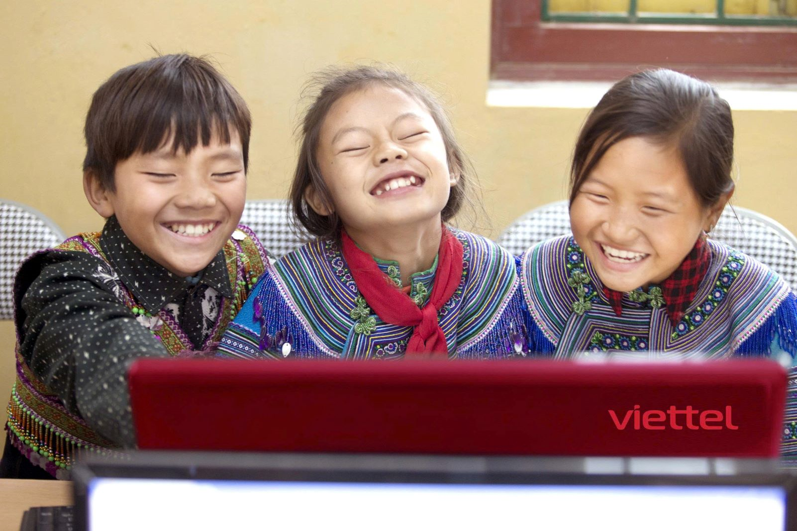 Lớp học trên đỉnh núi cao: Viettel thu hẹp khoảng cách số bằng internet

