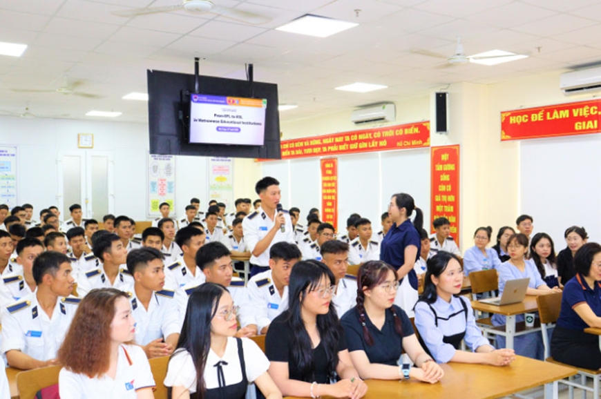 &ldquo;L&agrave;n gi&oacute; mới&rdquo; trong những giờ học ngoại ngữ ở Học viện Hải qu&acirc;n