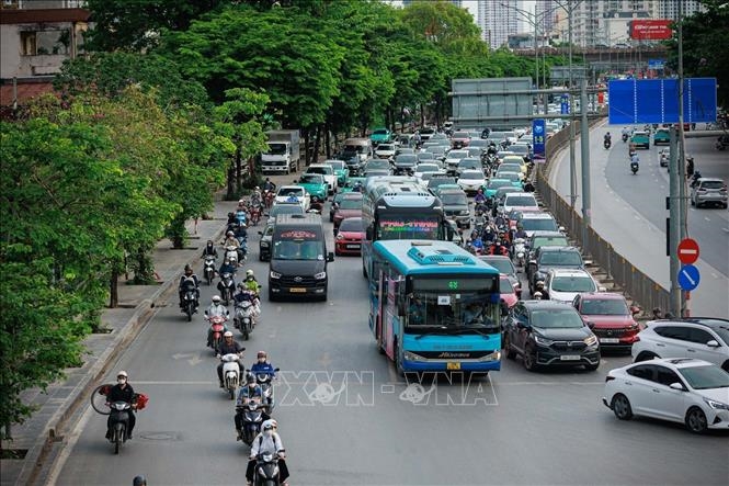 Người, xe tấp nập rời H&agrave; Nội s&aacute;ng 30-4