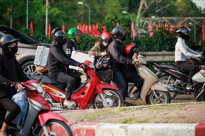 Người, xe tấp nập rời H&agrave; Nội s&aacute;ng 30-4