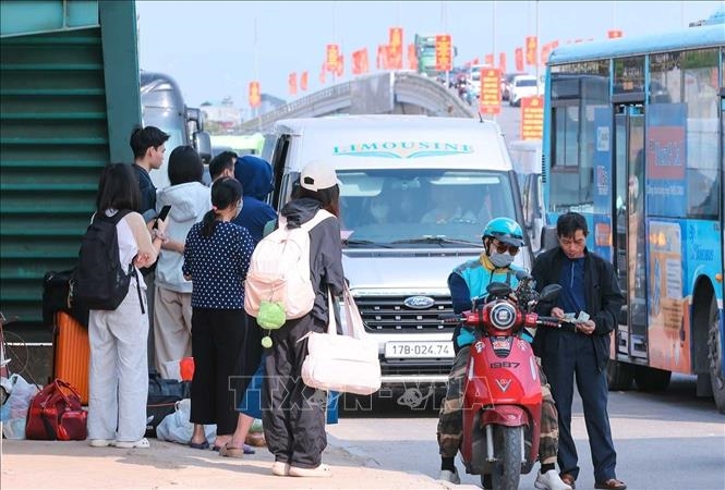 Người, xe tấp nập rời H&agrave; Nội s&aacute;ng 30-4