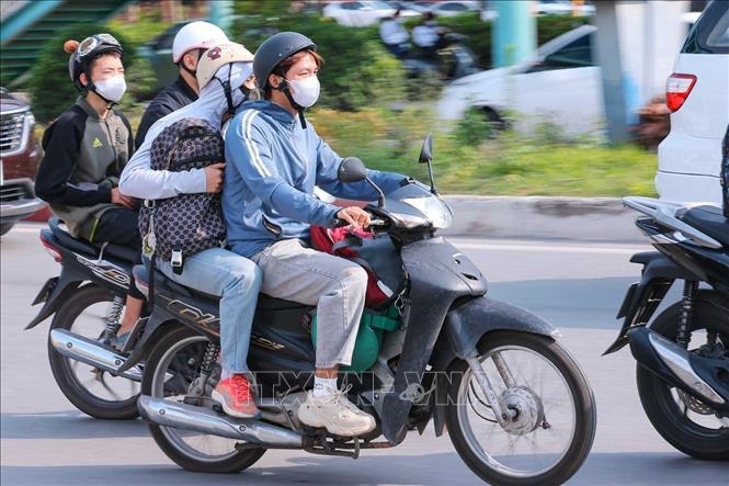 Người, xe tấp nập rời H&agrave; Nội s&aacute;ng 30-4