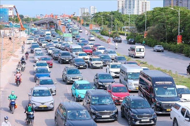 Người, xe tấp nập rời H&agrave; Nội s&aacute;ng 30-4