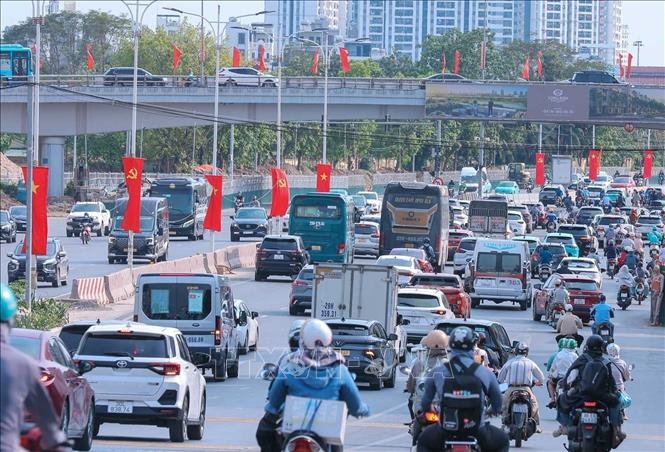 Người, xe tấp nập rời H&agrave; Nội s&aacute;ng 30-4