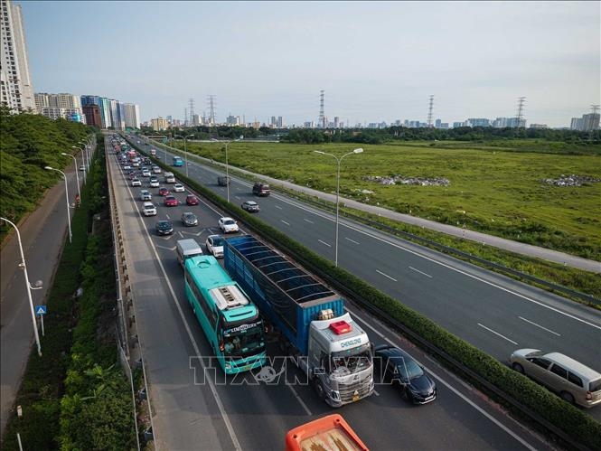 Người, xe tấp nập rời H&agrave; Nội s&aacute;ng 30-4