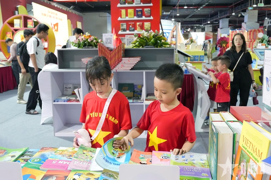 Gi&aacute; s&aacute;ch gi&aacute;o khoa sẽ giảm b&igrave;nh qu&acirc;n 13%