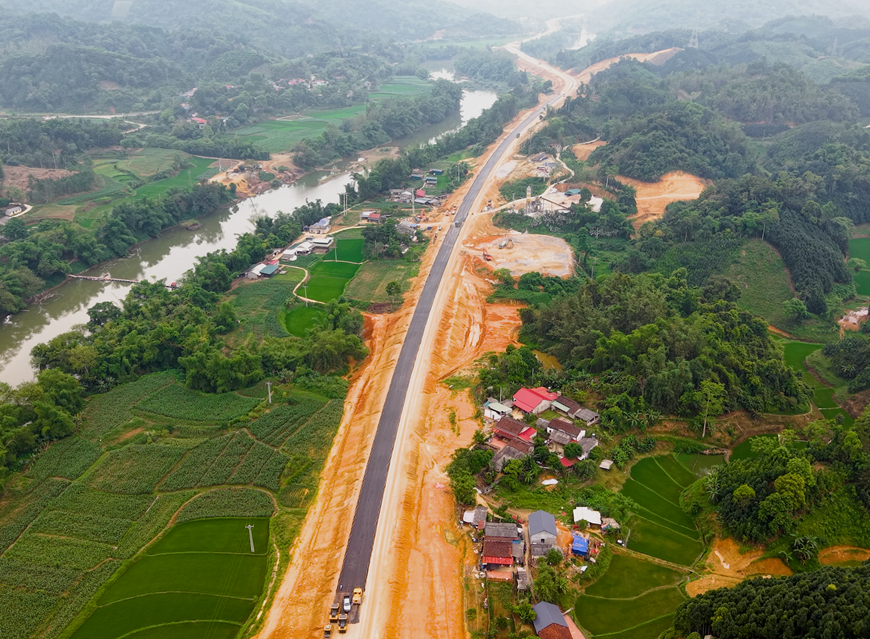 Cao tốc Đồng Đăng (Lạng Sơn) - Tr&agrave; Lĩnh (Cao Bằng) thi c&ocirc;ng xuy&ecirc;n nghỉ lễ