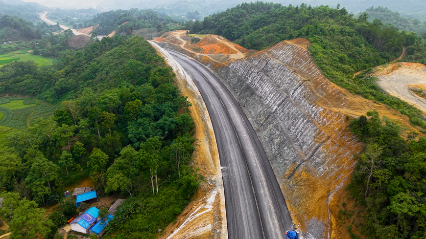 Cao tốc Đồng Đăng (Lạng Sơn) - Tr&agrave; Lĩnh (Cao Bằng) thi c&ocirc;ng xuy&ecirc;n nghỉ lễ