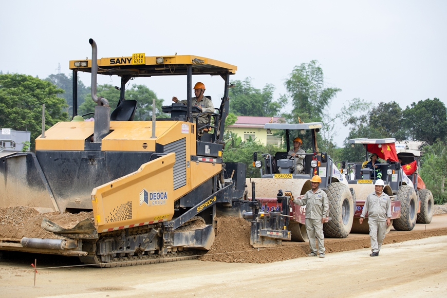 Cao tốc Đồng Đăng (Lạng Sơn) - Tr&agrave; Lĩnh (Cao Bằng) thi c&ocirc;ng xuy&ecirc;n nghỉ lễ