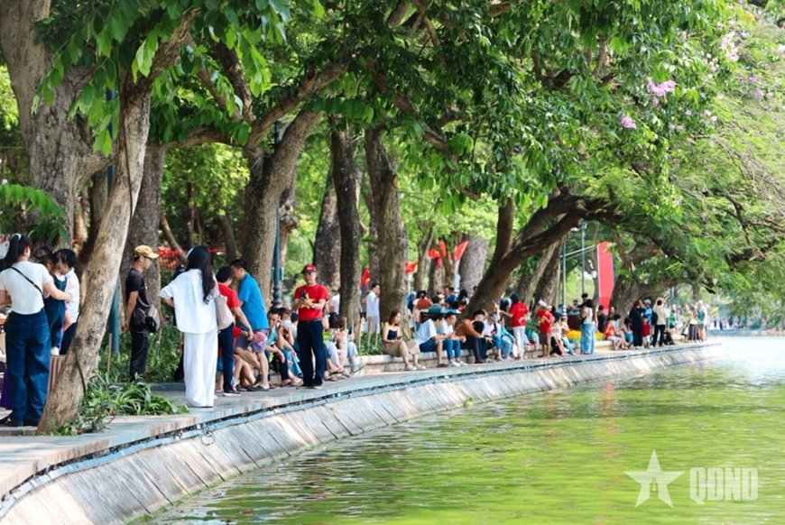 Phố phường H&agrave; Nội nhộn nhịp người d&acirc;n vui chơi dịp nghỉ lễ 30-4, 1-5