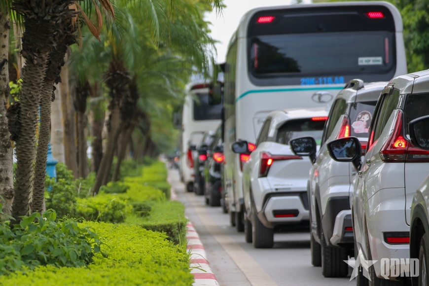 D&ograve;ng xe rời Thủ đ&ocirc;, giao th&ocirc;ng cửa ng&otilde; ph&iacute;a Đ&ocirc;ng th&ocirc;ng suốt