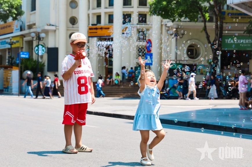 Phố phường H&agrave; Nội nhộn nhịp người d&acirc;n vui chơi dịp nghỉ lễ 30-4, 1-5