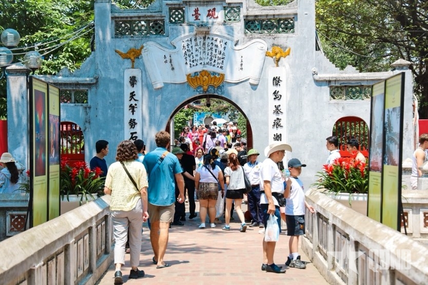 Phố phường H&agrave; Nội nhộn nhịp người d&acirc;n vui chơi dịp nghỉ lễ 30-4, 1-5