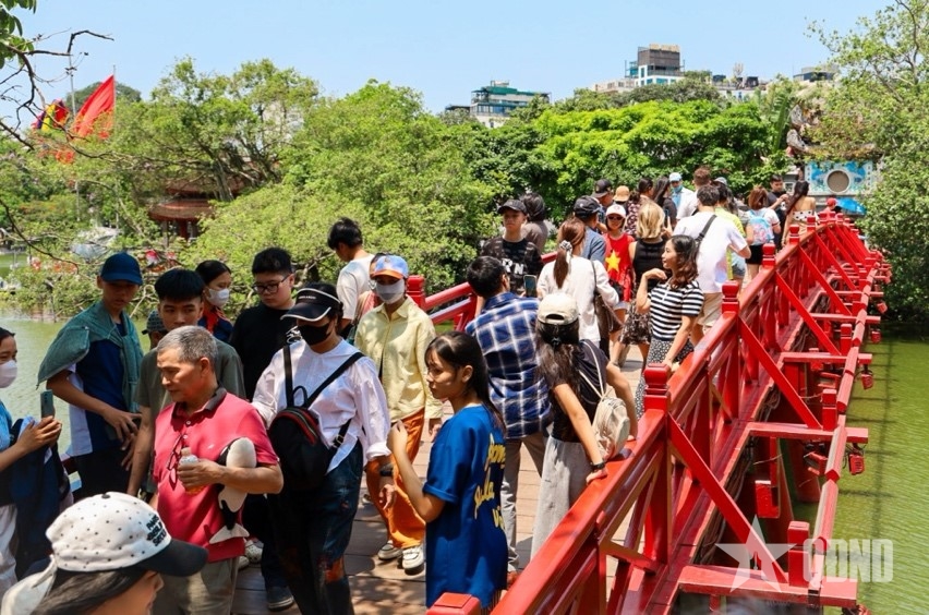 Phố phường H&agrave; Nội nhộn nhịp người d&acirc;n vui chơi dịp nghỉ lễ 30-4, 1-5