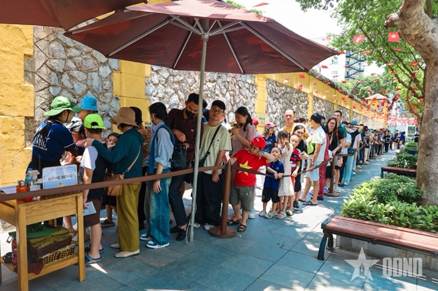 Phố phường H&agrave; Nội nhộn nhịp người d&acirc;n vui chơi dịp nghỉ lễ 30-4, 1-5