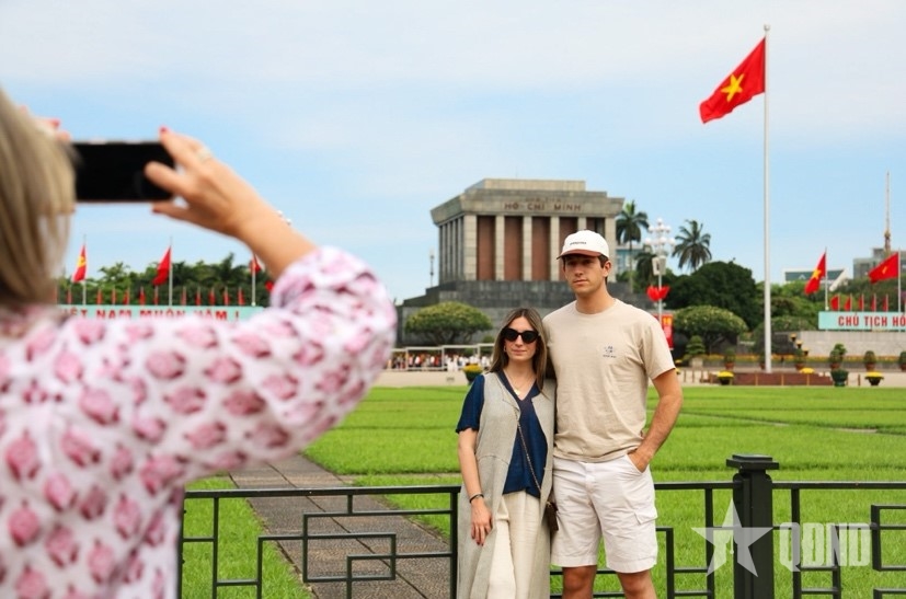 Phố phường H&agrave; Nội nhộn nhịp người d&acirc;n vui chơi dịp nghỉ lễ 30-4, 1-5