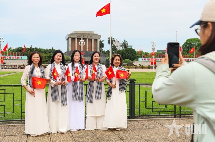 Phố phường H&agrave; Nội nhộn nhịp người d&acirc;n vui chơi dịp nghỉ lễ 30-4, 1-5