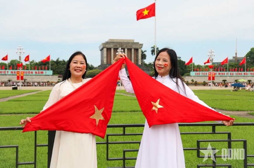 Phố phường H&agrave; Nội nhộn nhịp người d&acirc;n vui chơi dịp nghỉ lễ 30-4, 1-5