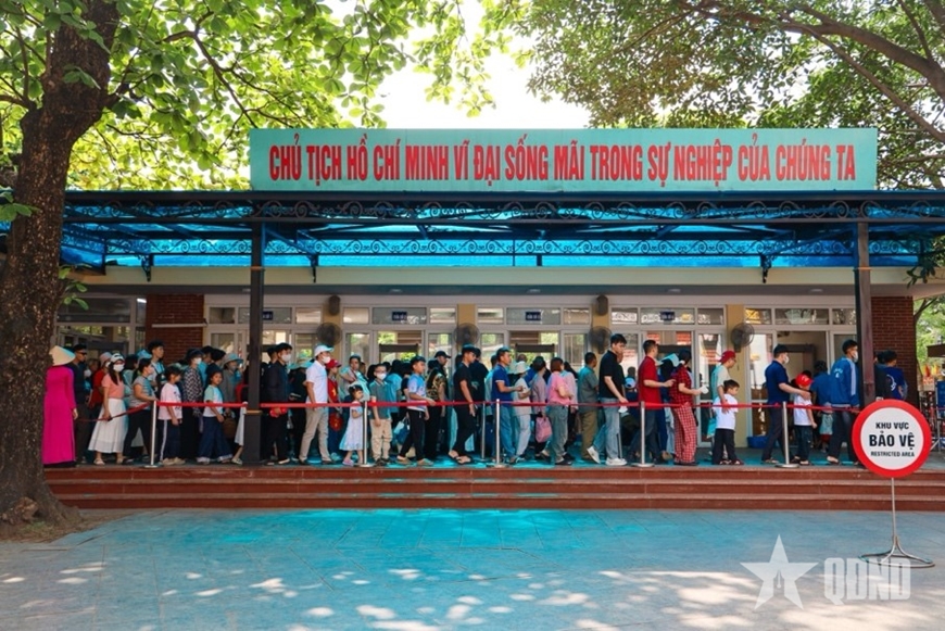 Phố phường H&agrave; Nội nhộn nhịp người d&acirc;n vui chơi dịp nghỉ lễ 30-4, 1-5