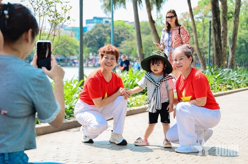 Phố phường H&agrave; Nội nhộn nhịp người d&acirc;n vui chơi dịp nghỉ lễ 30-4, 1-5