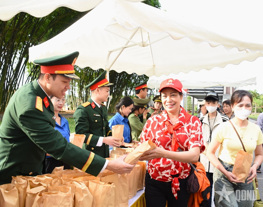 Hơn 20.000 lượt kh&aacute;ch v&agrave;o Lăng viếng Chủ tịch Hồ Ch&iacute; Minh