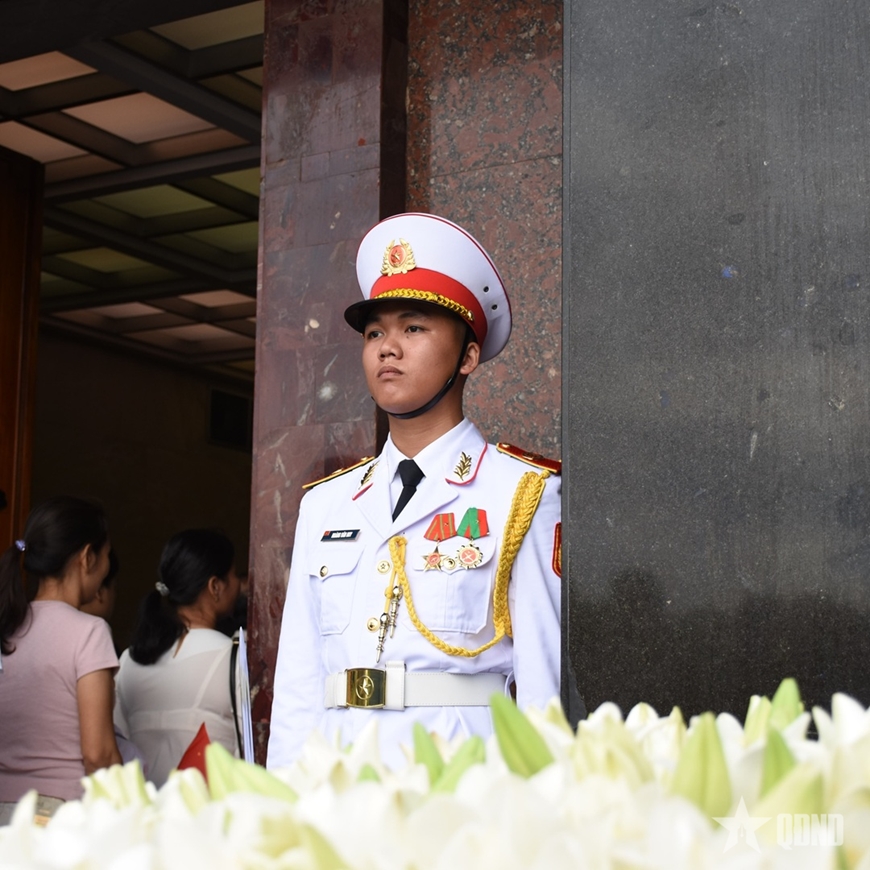 Hơn 20.000 lượt kh&aacute;ch v&agrave;o Lăng viếng Chủ tịch Hồ Ch&iacute; Minh