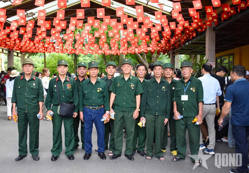 Hơn 20.000 lượt kh&aacute;ch v&agrave;o Lăng viếng Chủ tịch Hồ Ch&iacute; Minh