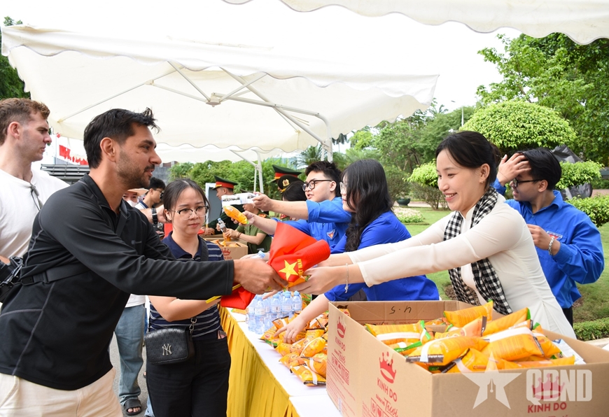 Hơn 20.000 lượt kh&aacute;ch v&agrave;o Lăng viếng Chủ tịch Hồ Ch&iacute; Minh