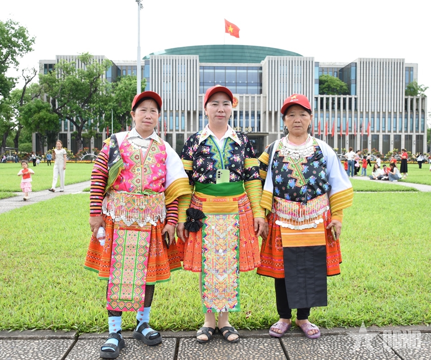 Hơn 20.000 lượt kh&aacute;ch v&agrave;o Lăng viếng Chủ tịch Hồ Ch&iacute; Minh