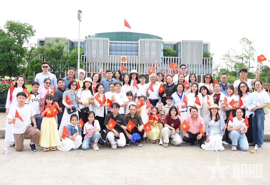 Hơn 20.000 lượt kh&aacute;ch v&agrave;o Lăng viếng Chủ tịch Hồ Ch&iacute; Minh