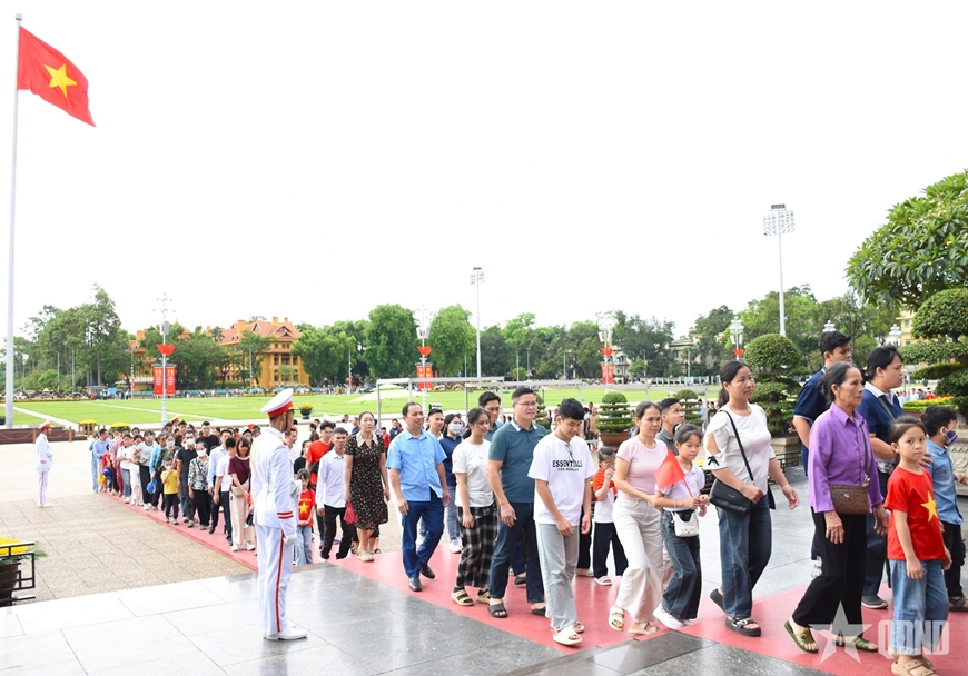 Hơn 20.000 lượt kh&aacute;ch v&agrave;o Lăng viếng Chủ tịch Hồ Ch&iacute; Minh