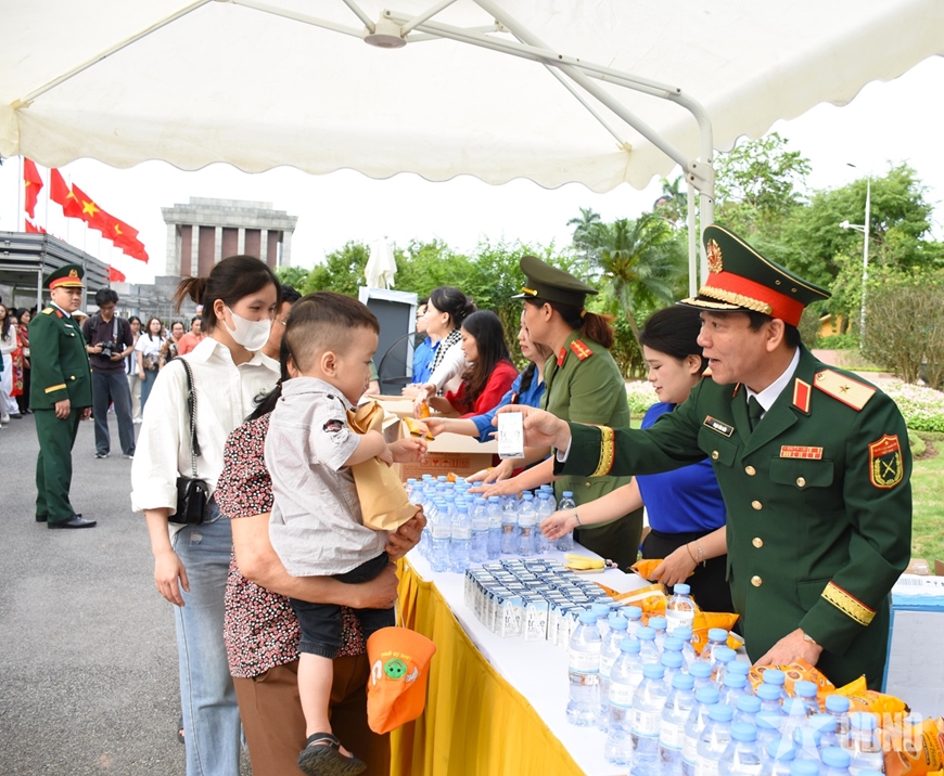 Hơn 20.000 lượt kh&aacute;ch v&agrave;o Lăng viếng Chủ tịch Hồ Ch&iacute; Minh