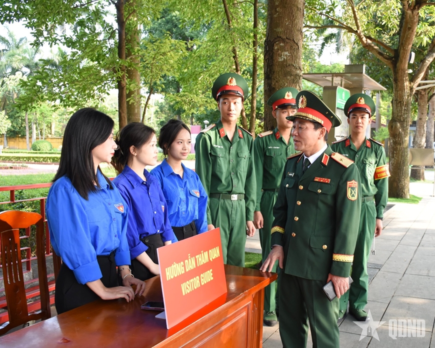 Hơn 20.000 lượt kh&aacute;ch v&agrave;o Lăng viếng Chủ tịch Hồ Ch&iacute; Minh